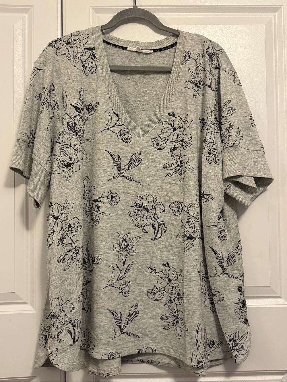 Jane & Delancey Grey Floral V-Neck Tunic Top